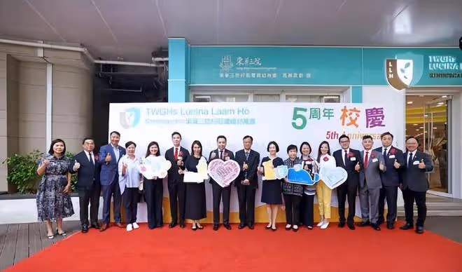 何鴻燊二太離世一周年,何氏三姐妹攜手出席活動,大姐何超瓊帶隊
