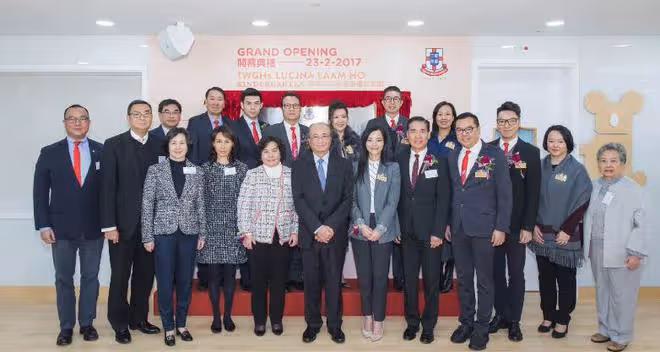 何鴻燊二太離世一周年,何氏三姐妹攜手出席活動,大姐何超瓊帶隊