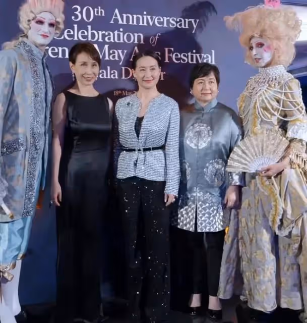 何鴻燊二太離世一周年,何氏三姐妹攜手出席活動,大姐何超瓊帶隊