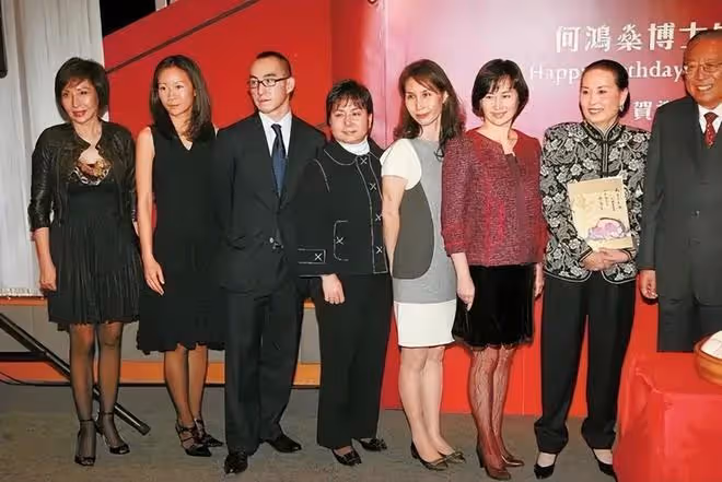 何鴻燊二太離世一周年,何氏三姐妹攜手出席活動,大姐何超瓊帶隊