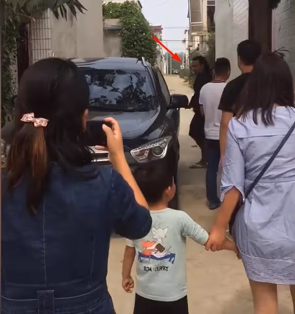 陳志朋替拜把兄弟盡孝,給農村乾爹蓋新房,在農村吃新房團圓飯