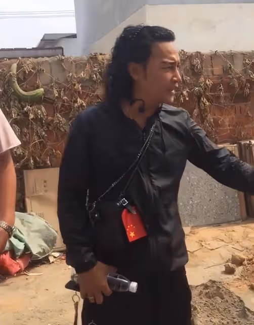 陳志朋替拜把兄弟盡孝,給農村乾爹蓋新房,在農村吃新房團圓飯
