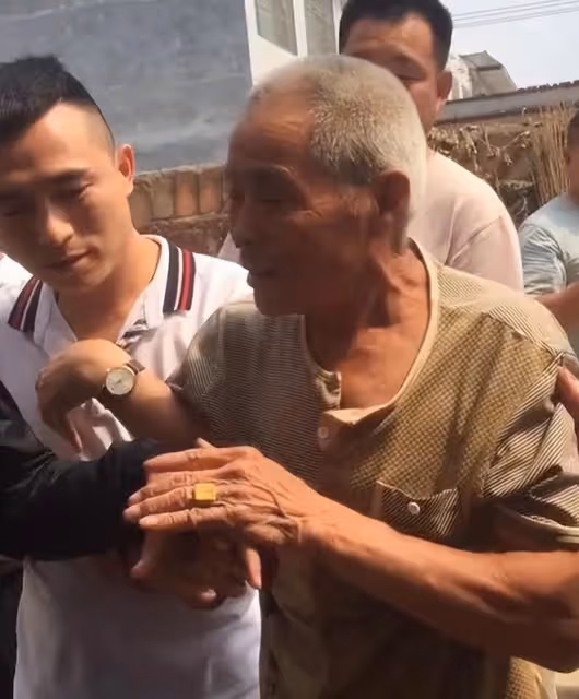 陳志朋替拜把兄弟盡孝,給農村乾爹蓋新房,在農村吃新房團圓飯