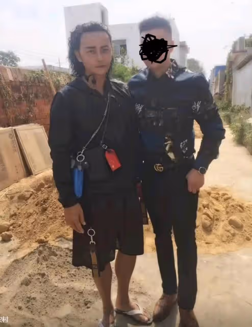 陳志朋替拜把兄弟盡孝,給農村乾爹蓋新房,在農村吃新房團圓飯