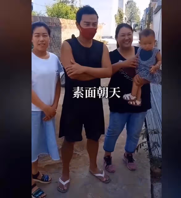 陳志朋替拜把兄弟盡孝,給農村乾爹蓋新房,在農村吃新房團圓飯