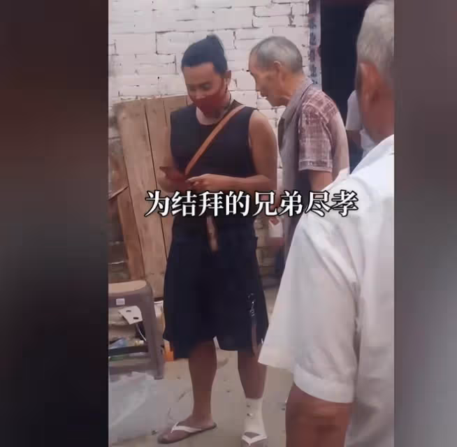 陳志朋替拜把兄弟盡孝,給農村乾爹蓋新房,在農村吃新房團圓飯