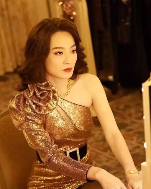 越發富貴！港女星入行十年已升級當女主，如今出入更住豪宅開靚車