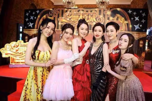 越發富貴！港女星入行十年已升級當女主，如今出入更住豪宅開靚車