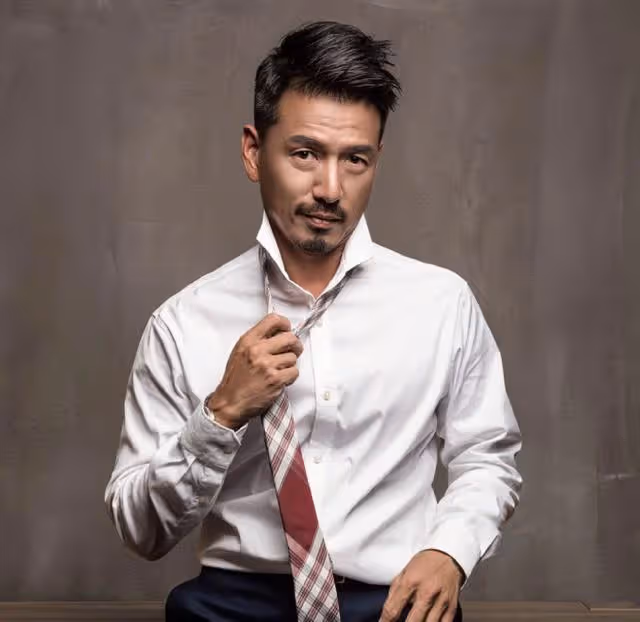 香港知名男星獲封中老天花板，低調做豪門女婿，因太帥被同性糾纏