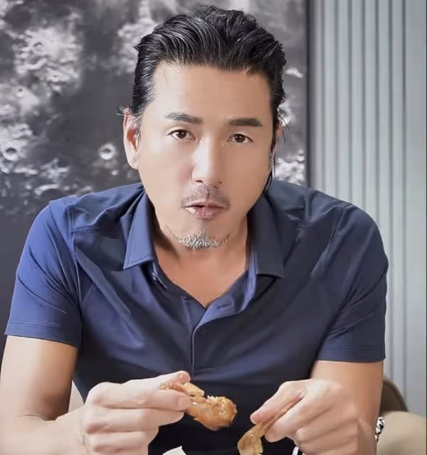 香港知名男星獲封中老天花板，低調做豪門女婿，因太帥被同性糾纏