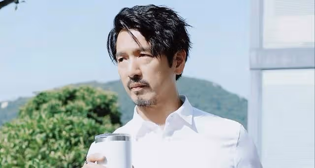 香港知名男星獲封中老天花板，低調做豪門女婿，因太帥被同性糾纏