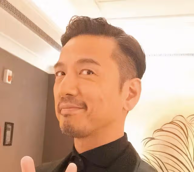 香港知名男星獲封中老天花板，低調做豪門女婿，因太帥被同性糾纏