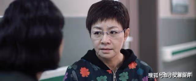 《熟年》吳二琥騙春梅保姆費,大哥三句話解圍,倪家兄妹太自私
