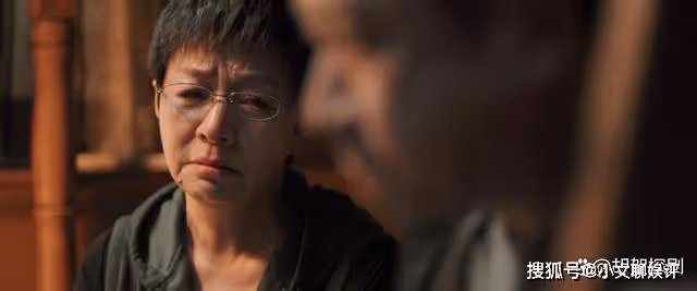 《熟年》吳二琥騙春梅保姆費,大哥三句話解圍,倪家兄妹太自私