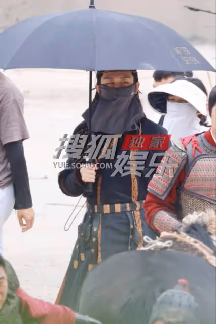 獨家:成毅新片拍攝戰袍威武 戴臉基尼似蒙面大俠