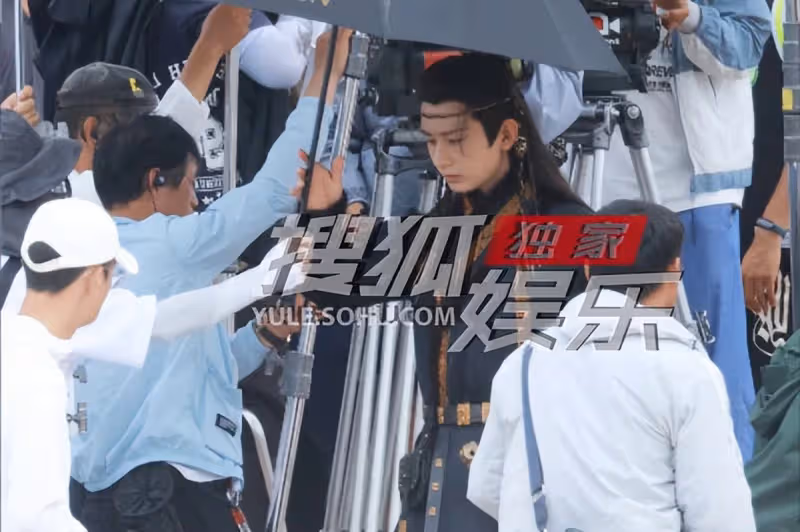 獨家:成毅新片拍攝戰袍威武 戴臉基尼似蒙面大俠