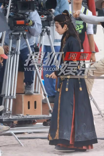 獨家:成毅新片拍攝戰袍威武 戴臉基尼似蒙面大俠
