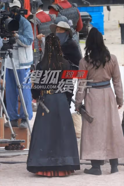 獨家:成毅新片拍攝戰袍威武 戴臉基尼似蒙面大俠
