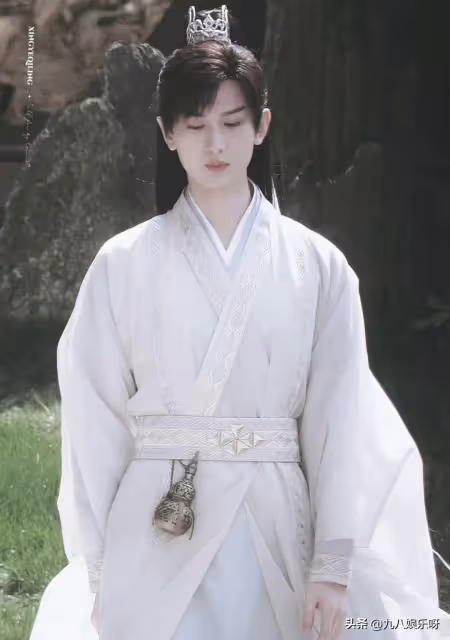 獨家:成毅新片拍攝戰袍威武 戴臉基尼似蒙面大俠