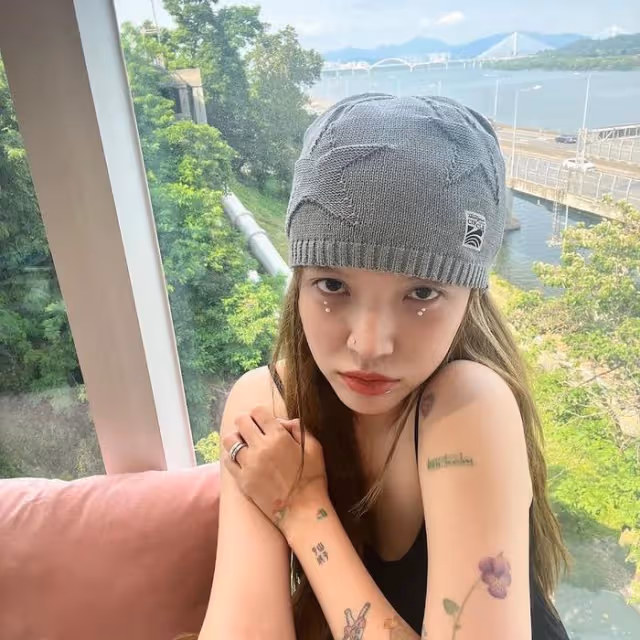韓國女星,在舌頭上的紋身,讓韓網友難以理解,網友:還好會掉色
