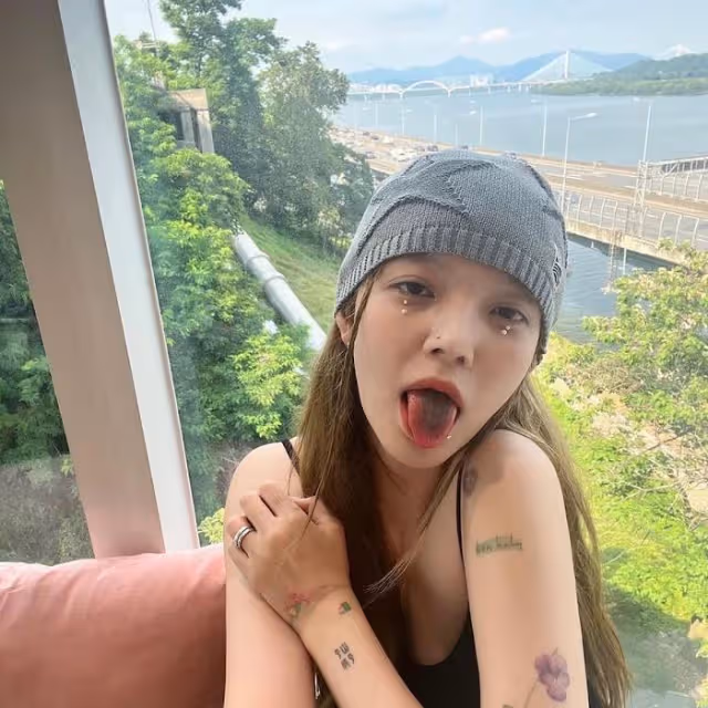 韓國女星,在舌頭上的紋身,讓韓網友難以理解,網友:還好會掉色