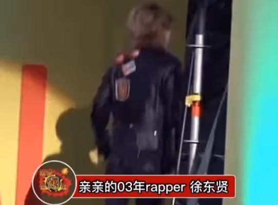 韓國男歌手,公演時跑下舞台,在後台親吻女友,被批太不尊重觀眾