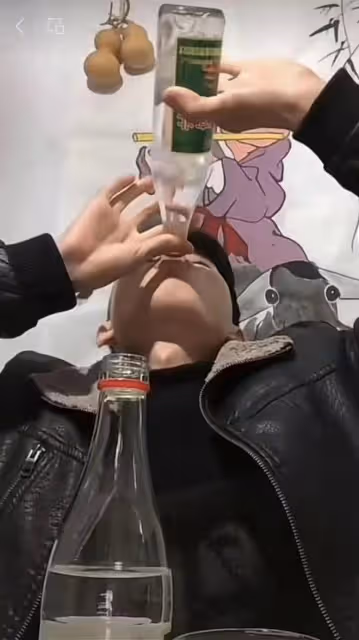 26歲網紅直播中拼酒窒息去世!老婆哭訴心在滴血,幼子吵著找爸爸