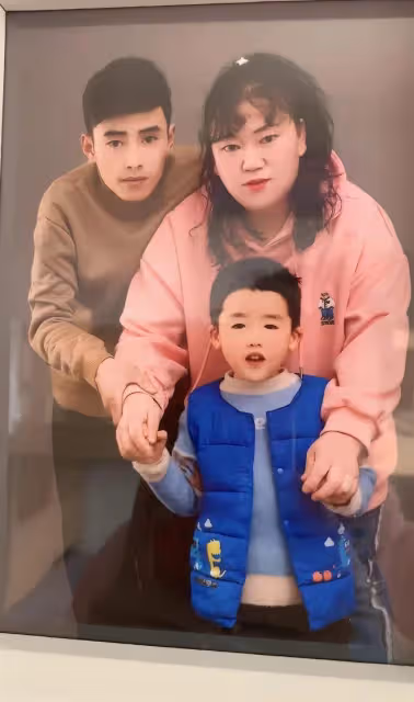 26歲網紅直播中拼酒窒息去世!老婆哭訴心在滴血,幼子吵著找爸爸