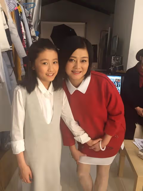 何靜為娃高考助威!18歲女兒身材高挑顏值似媽,母女相依為命15年