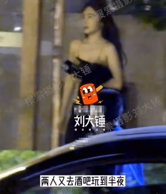 戀情實錘?黃曉明攜新歡酒吧玩至深夜,女友身材前凸後翹遠勝baby