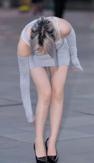 穿包臀連衣裙的小姐姐，曼妙的曲線，讓人不知道該如何形容她的美