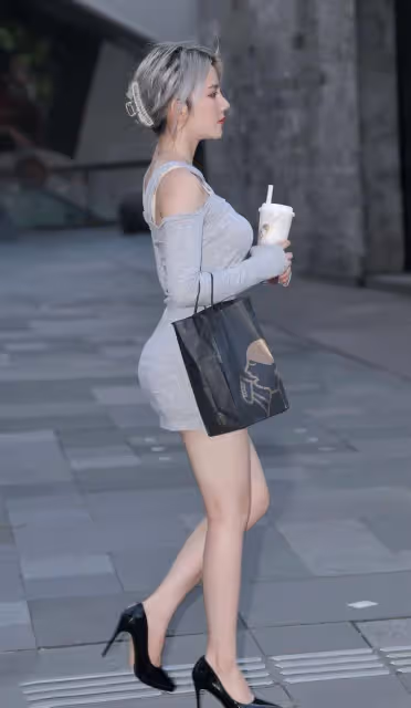 穿包臀連衣裙的小姐姐，曼妙的曲線，讓人不知道該如何形容她的美