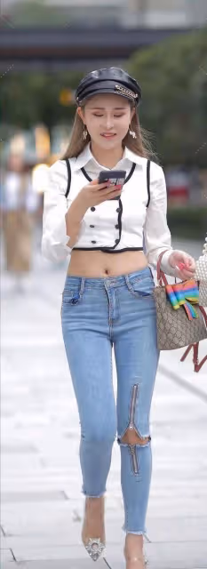 白色緊身T恤搭配牛仔短褲,襯托曼妙身姿,充滿時尚氣質!