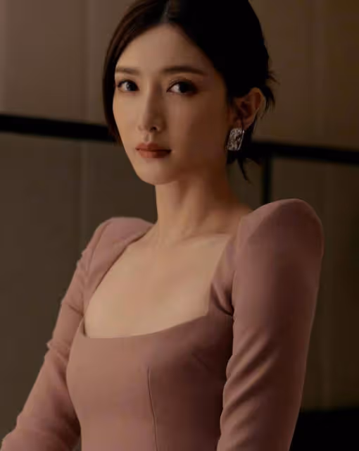 江疏影本想低調一回,穿豆沙粉裹身長裙身姿曼妙,美得耀眼