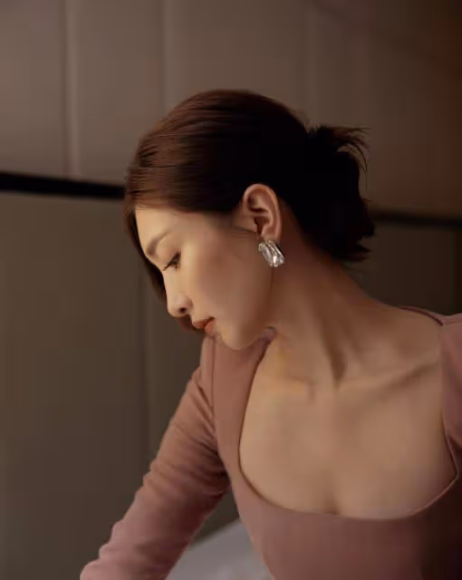 江疏影本想低調一回,穿豆沙粉裹身長裙身姿曼妙,美得耀眼