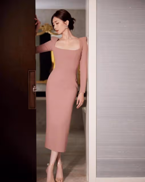 江疏影本想低調一回,穿豆沙粉裹身長裙身姿曼妙,美得耀眼