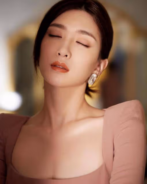 江疏影本想低調一回,穿豆沙粉裹身長裙身姿曼妙,美得耀眼