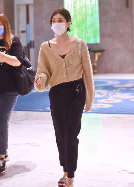 江疏影本想低調一回,穿豆沙粉裹身長裙身姿曼妙,美得耀眼