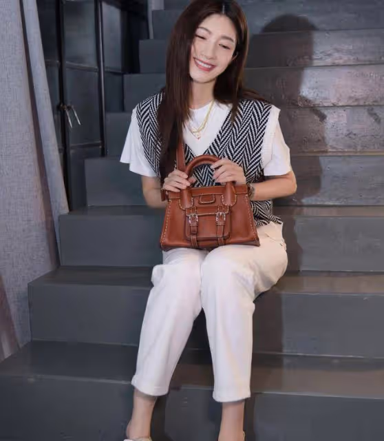 江疏影本想低調一回,穿豆沙粉裹身長裙身姿曼妙,美得耀眼