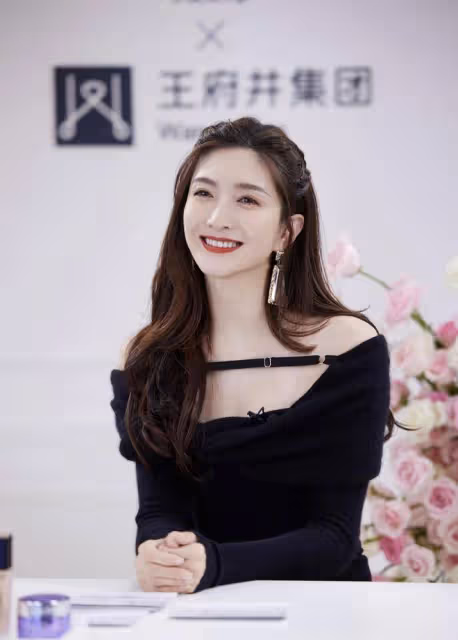 江疏影本想低調一回,穿豆沙粉裹身長裙身姿曼妙,美得耀眼