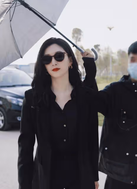 江疏影本想低調一回,穿豆沙粉裹身長裙身姿曼妙,美得耀眼