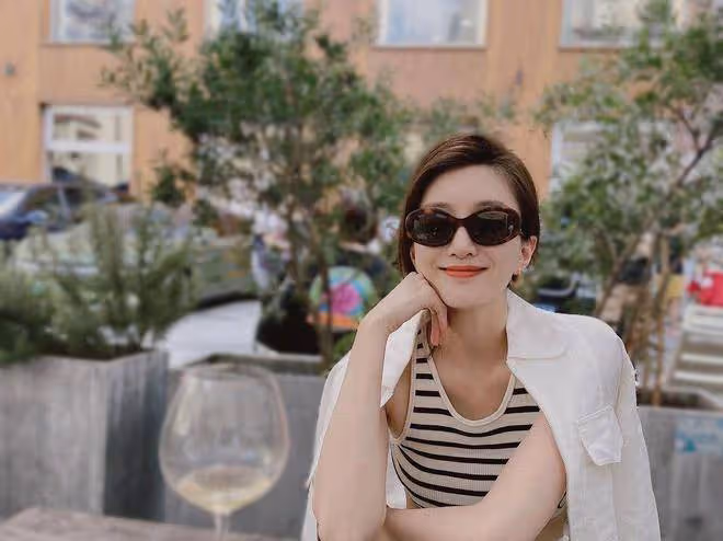 江疏影本想低調一回,穿豆沙粉裹身長裙身姿曼妙,美得耀眼