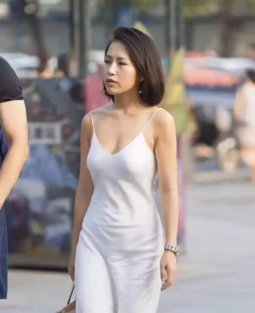 知性大方的弔帶裙女子,盡顯蜂腰長腿般曼妙身姿,造型簡直太時尚