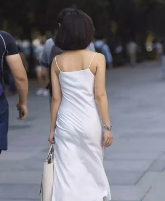 知性大方的弔帶裙女子,盡顯蜂腰長腿般曼妙身姿,造型簡直太時尚