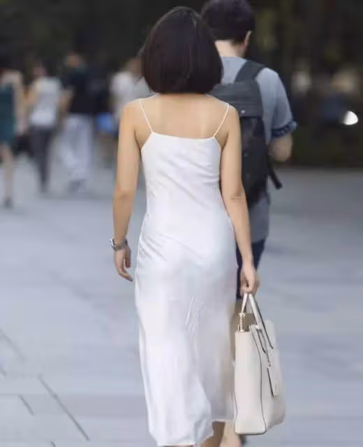 知性大方的弔帶裙女子,盡顯蜂腰長腿般曼妙身姿,造型簡直太時尚