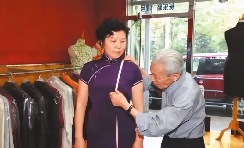 86年做5000多件旗袍,褚宏生:穿旗袍的人不能太瘦,會顯得無趣
