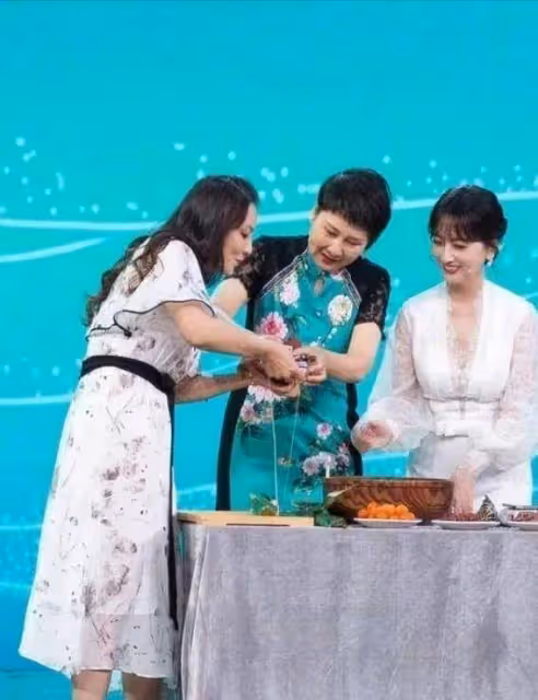 張凱麗61歲了還是那麼溫柔！趙雅芝變帥哥了，穿旗袍身材還是凹凸不平