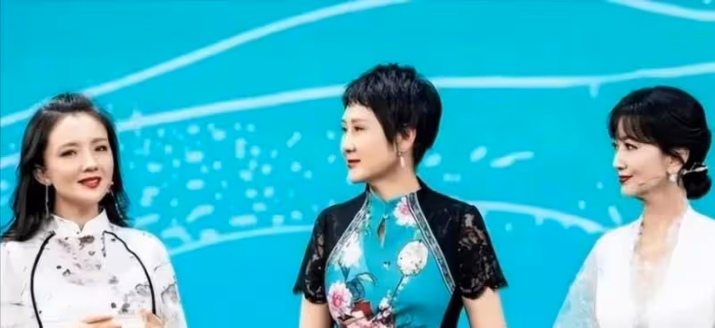 張凱麗61歲了還是那麼溫柔！趙雅芝變帥哥了，穿旗袍身材還是凹凸不平