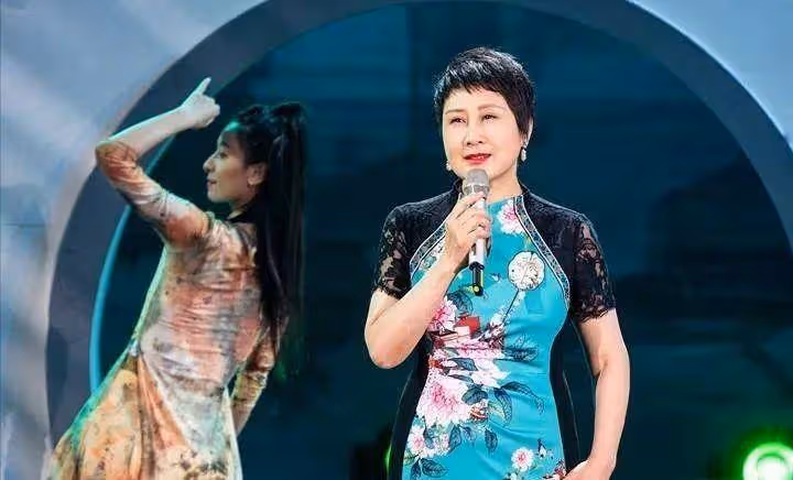 張凱麗61歲了還是那麼溫柔!趙雅芝變帥哥了,穿旗袍身材還是凹凸不平