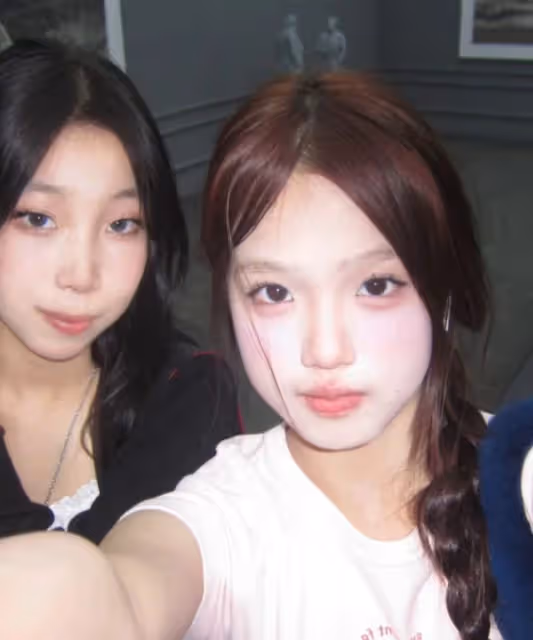 鍾麗緹14歲女兒曬近照,染髮化濃妝打扮成熟,臉和脖子兩個色